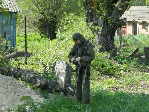 Андрей вяжет узел